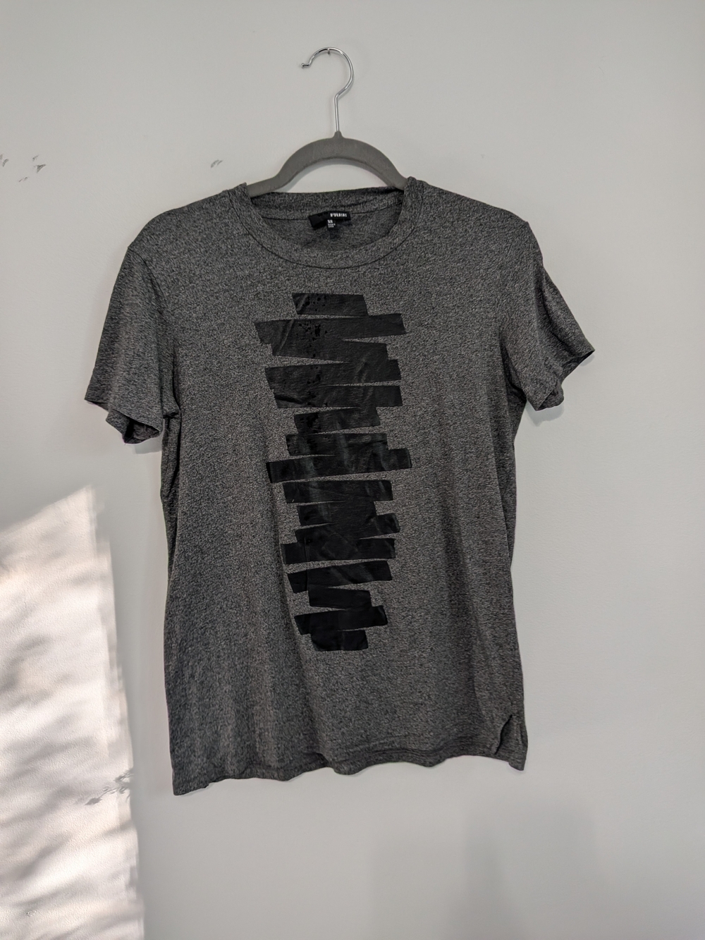 Wilfred Heather Gray Short Sleeve Tee with Black Center Graphic